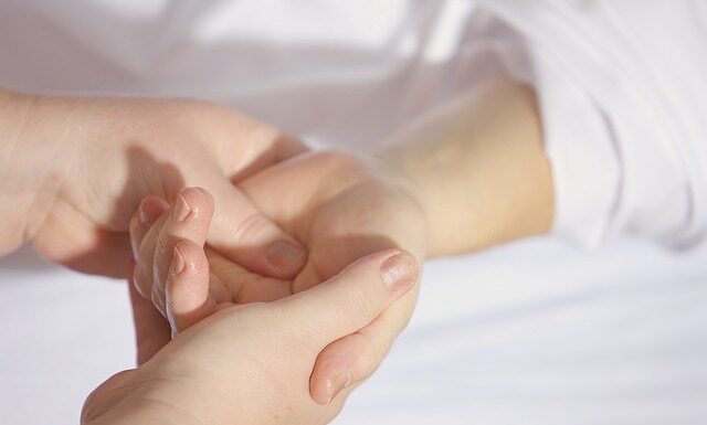 Jak zrobić olejek do masażu intymnego?