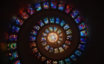 Czym malować wzory na paznokciach?