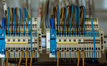 Gdzie są bezpieczniki w renault espace 4?