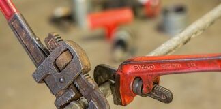 Czy mocno dokręcać świecę?