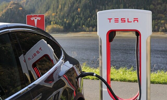 Jak długo ładuje się Tesla?