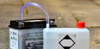 Czy przy wymianie świec trzeba odłączyć akumulator?